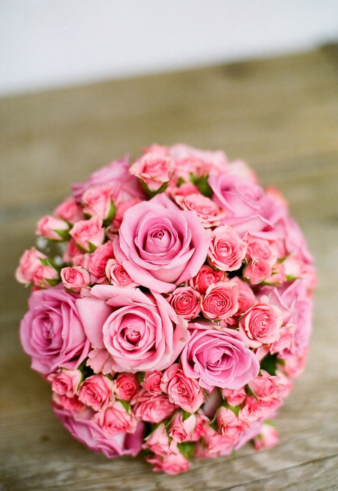 Il Bouquet classico rotondo con rose e boccioli