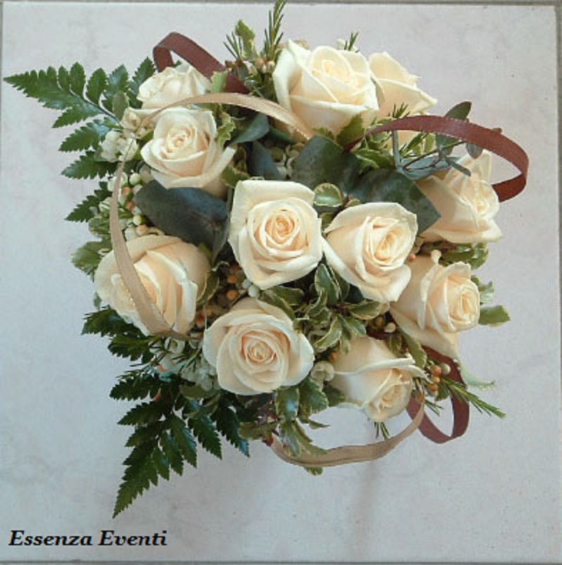 Bouquet dalle tonalità delicate del panna oro e bronzo