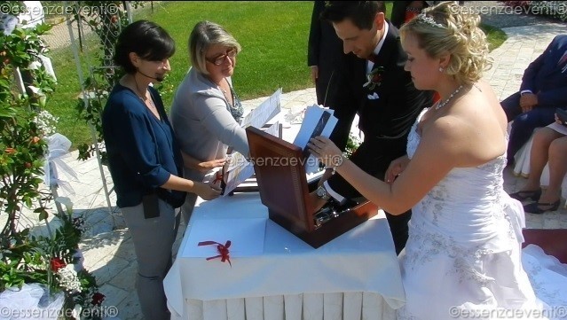 Uno dei Riti Speciali è la Love Letters and Wine Box Ceremony