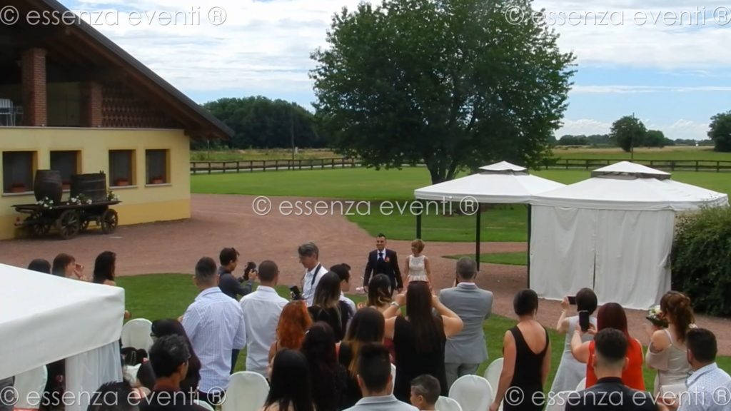 La cerimonia di Anna e Cristian l'entrata dello sposo con la mamma